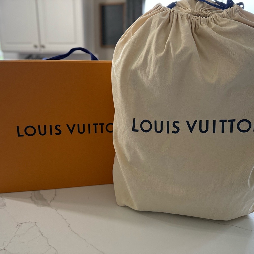 Authentic Louis Vuitton Horizon Soft Duffle with Cream Dust Bag with Orange Box